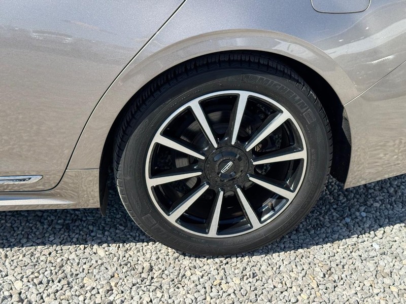 Lincoln Continental Vehicle Image 11