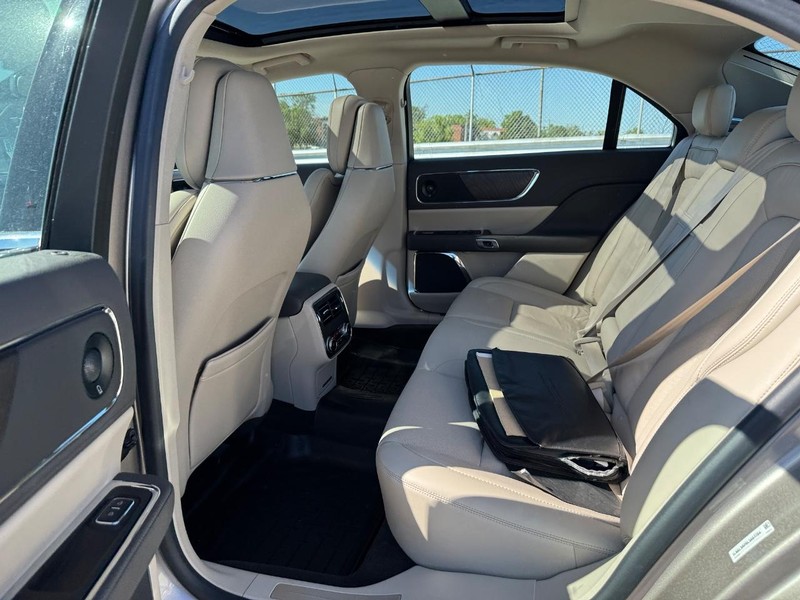 Lincoln Continental Vehicle Image 12