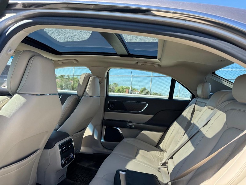 Lincoln Continental Vehicle Image 13
