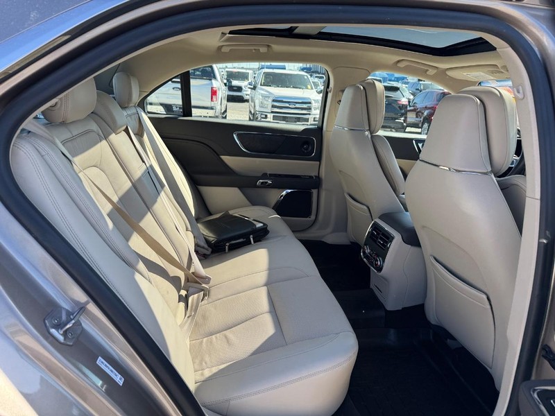 Lincoln Continental Vehicle Image 14