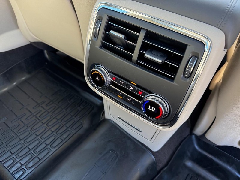 Lincoln Continental Vehicle Image 15