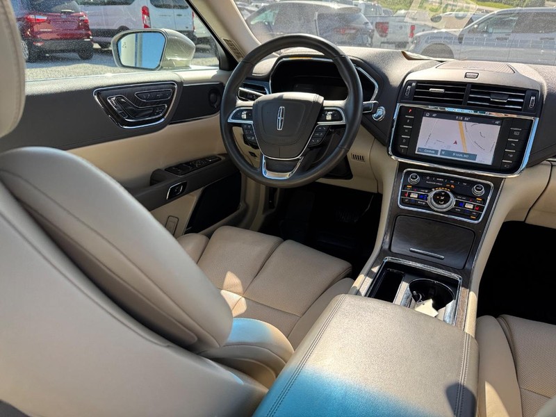 Lincoln Continental Vehicle Image 16
