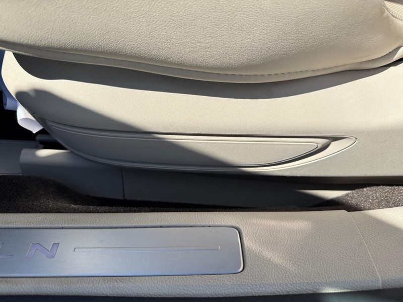 Lincoln Continental Vehicle Image 19