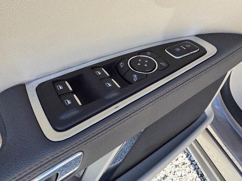 Lincoln Continental Vehicle Image 20