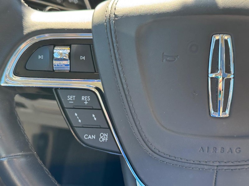 Lincoln Continental Vehicle Image 23