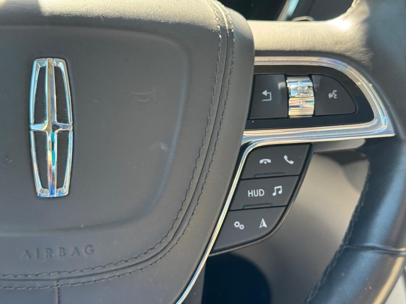 Lincoln Continental Vehicle Image 24