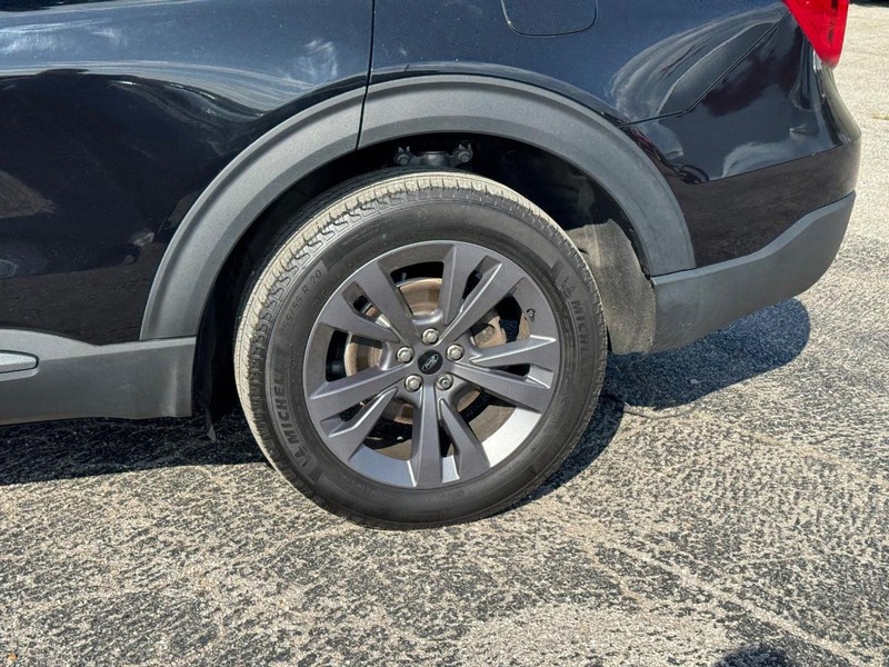 Ford Explorer Vehicle Image 11