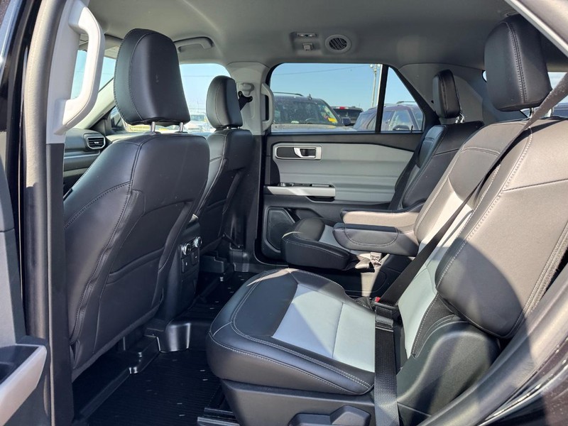 Ford Explorer Vehicle Image 12