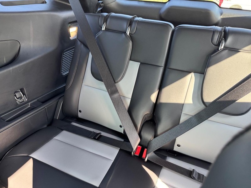 Ford Explorer Vehicle Image 14
