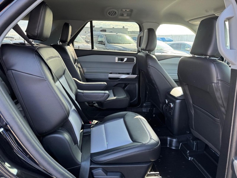 Ford Explorer Vehicle Image 15