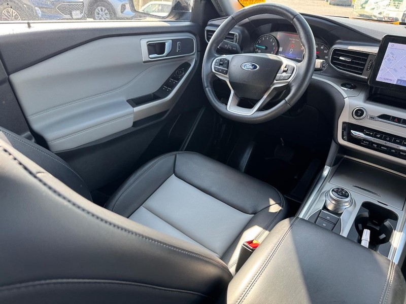 Ford Explorer Vehicle Image 16
