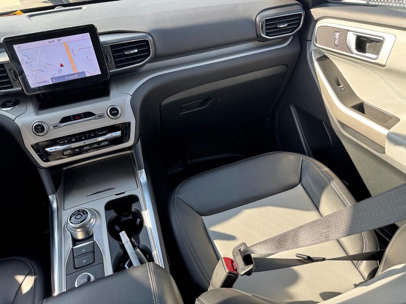 Ford Explorer Vehicle Image 18