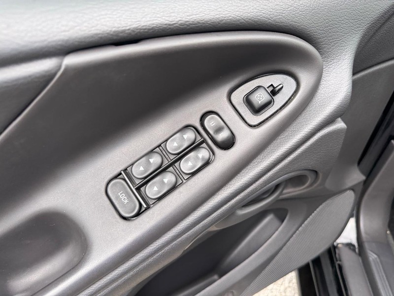 Ford Mustang Vehicle Image 16