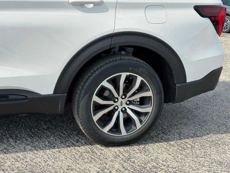 Ford Explorer Vehicle Image 11