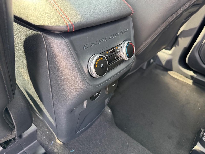 Ford Explorer Vehicle Image 15