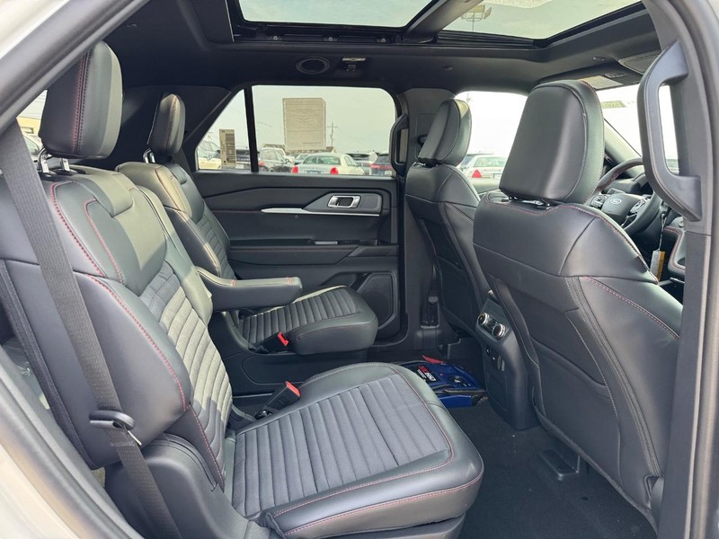 Ford Explorer Vehicle Image 16