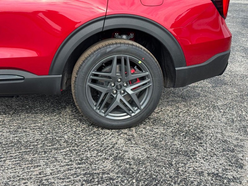 Ford Explorer Vehicle Image 11