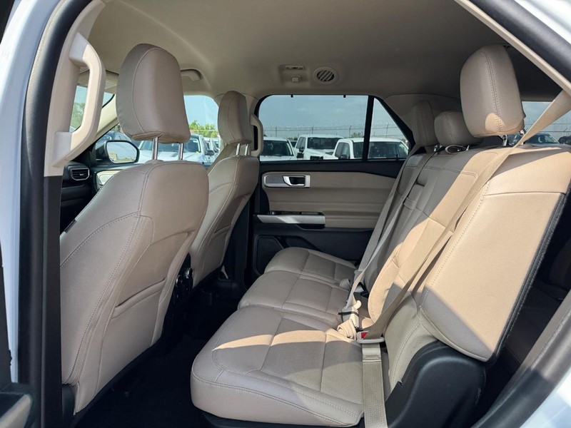 Ford Explorer Vehicle Image 12