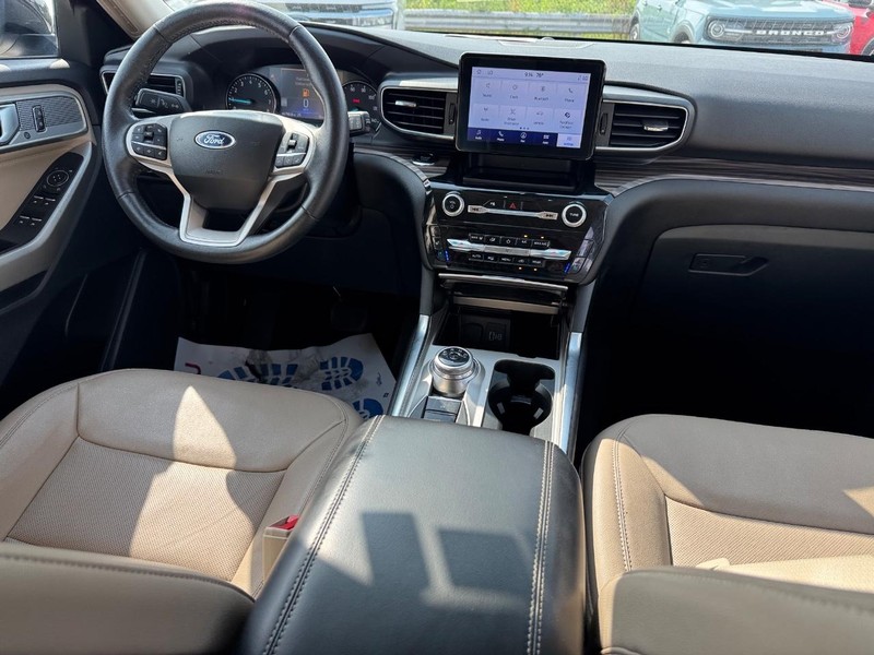 Ford Explorer Vehicle Image 17