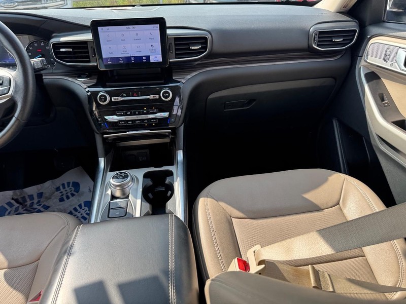 Ford Explorer Vehicle Image 18