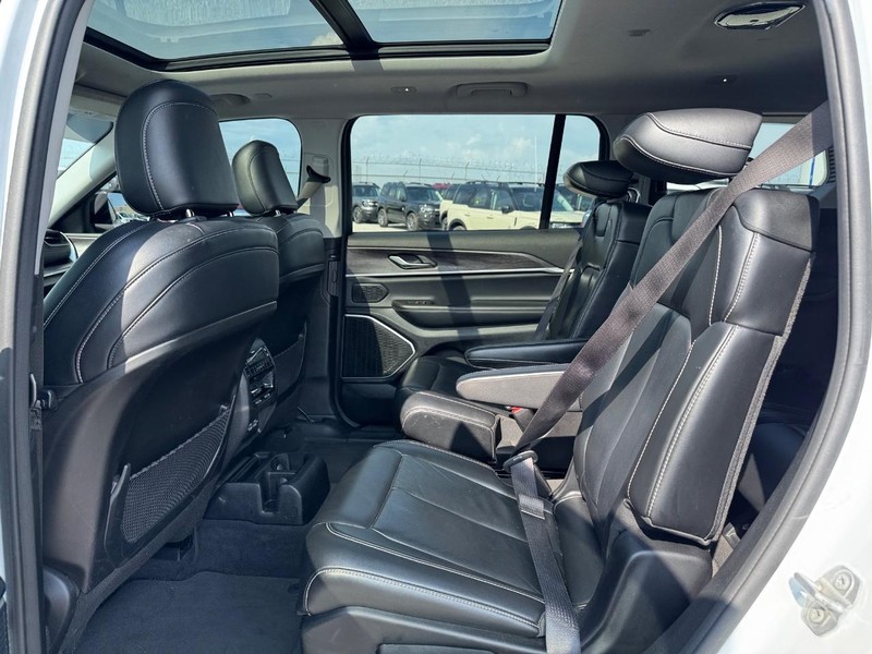 Jeep Grand Cherokee L Vehicle Image 12