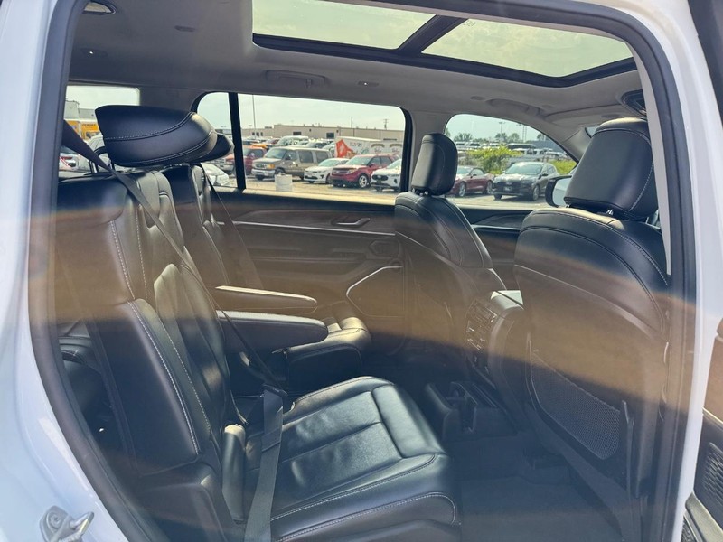 Jeep Grand Cherokee L Vehicle Image 16