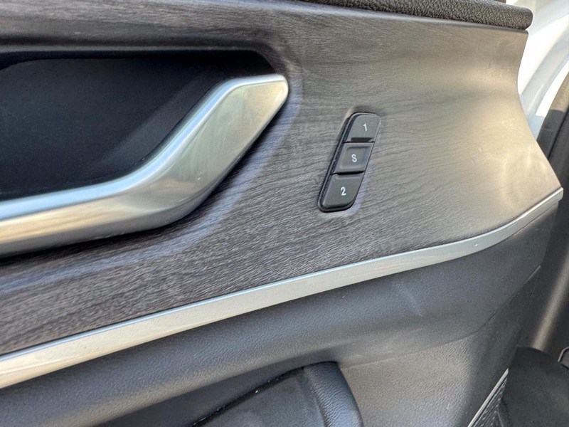 Jeep Grand Cherokee L Vehicle Image 22