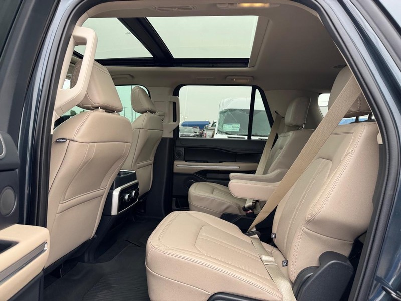 Ford Expedition Max Vehicle Image 12