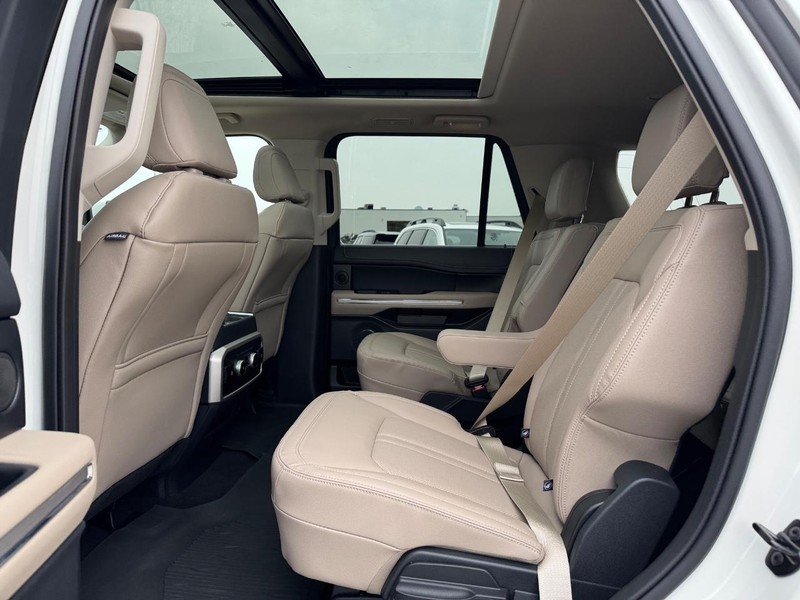 Ford Expedition Vehicle Image 12