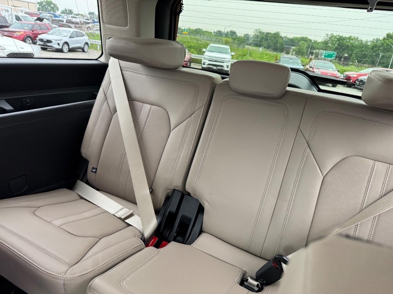 Ford Expedition Vehicle Image 15