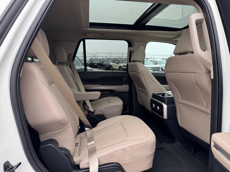 Ford Expedition Vehicle Image 16