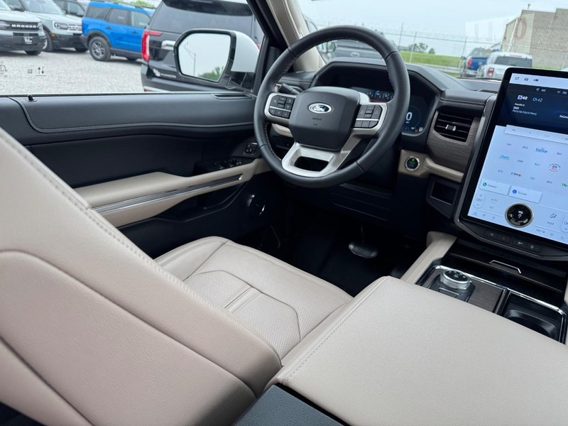 Ford Expedition Vehicle Image 17