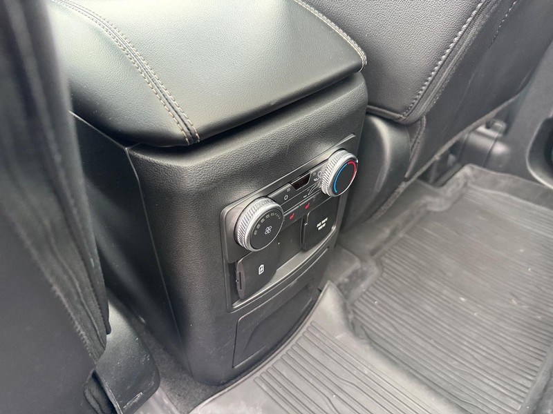 Ford Explorer Vehicle Image 15