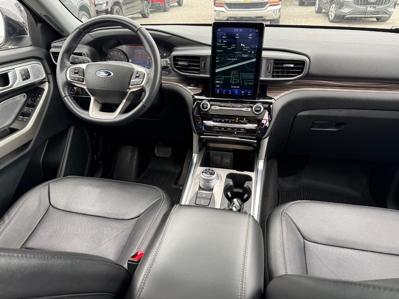 Ford Explorer Vehicle Image 18