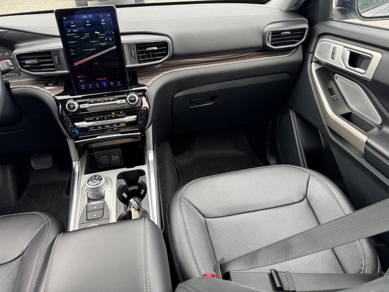 Ford Explorer Vehicle Image 19