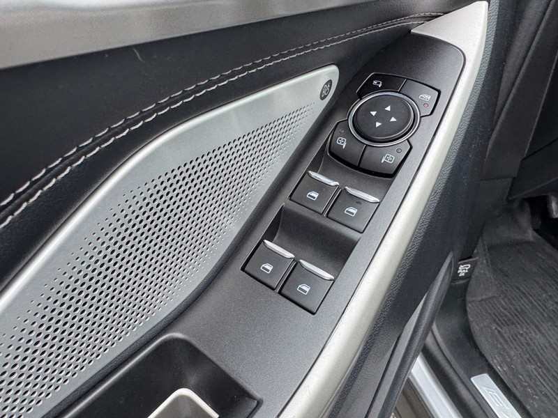 Ford Explorer Vehicle Image 21