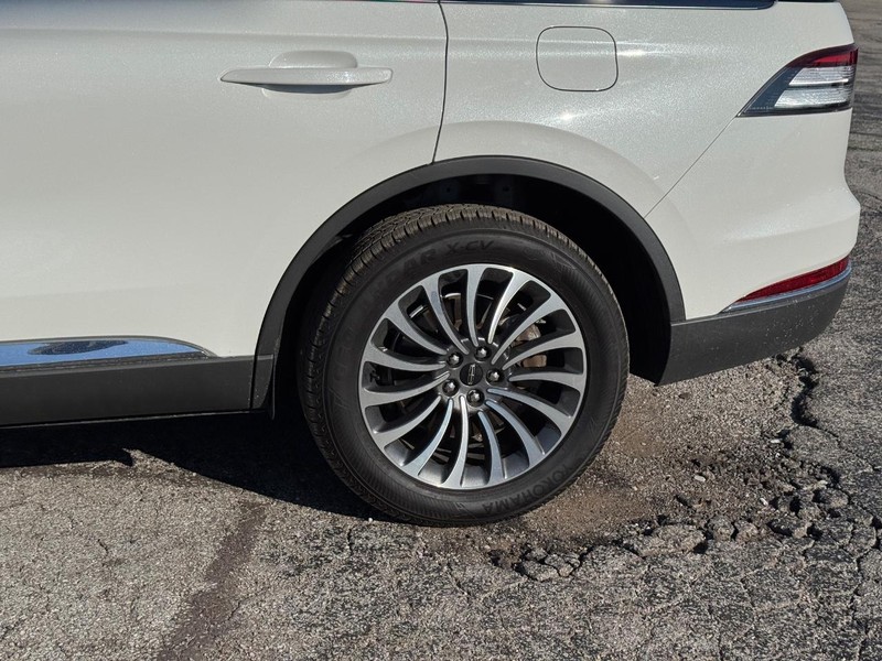 Lincoln Aviator Vehicle Image 11
