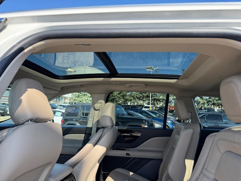 Lincoln Aviator Vehicle Image 14