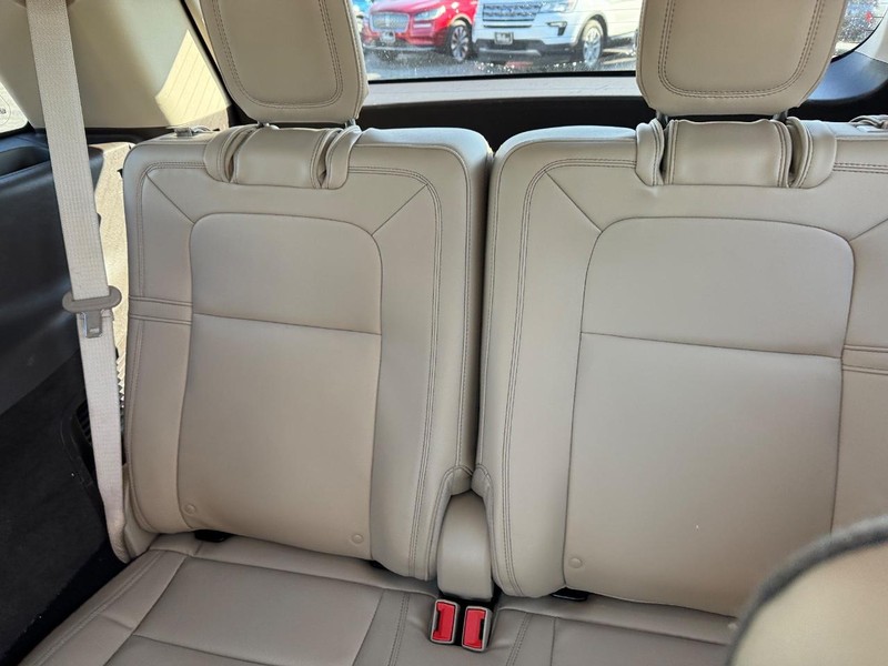 Lincoln Aviator Vehicle Image 15