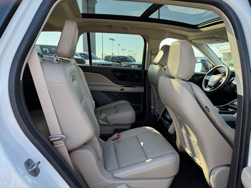 Lincoln Aviator Vehicle Image 16