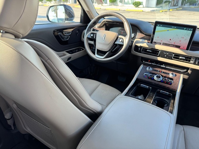 Lincoln Aviator Vehicle Image 17