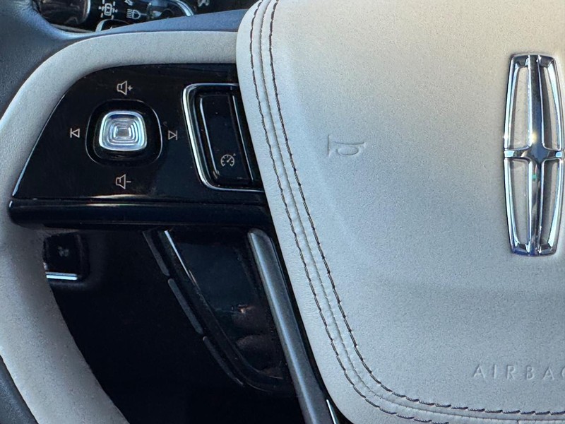 Lincoln Aviator Vehicle Image 24