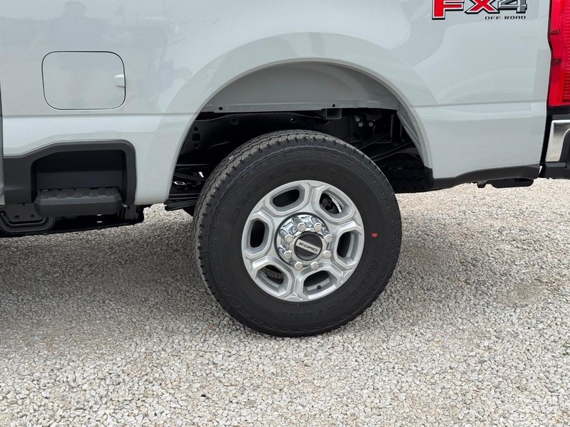 Ford Super Duty F-250 SRW Vehicle Image 11