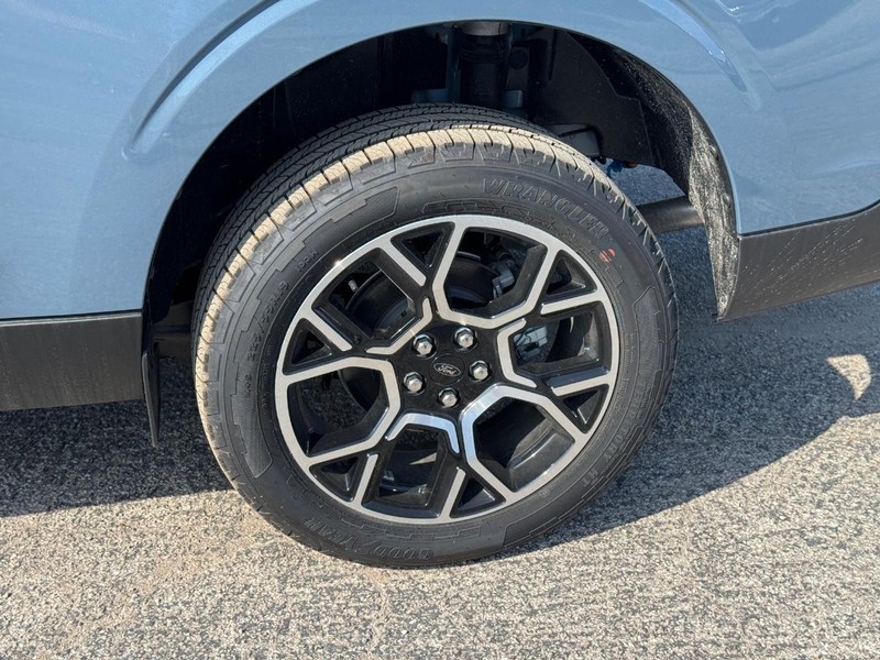Ford Maverick Vehicle Image 11