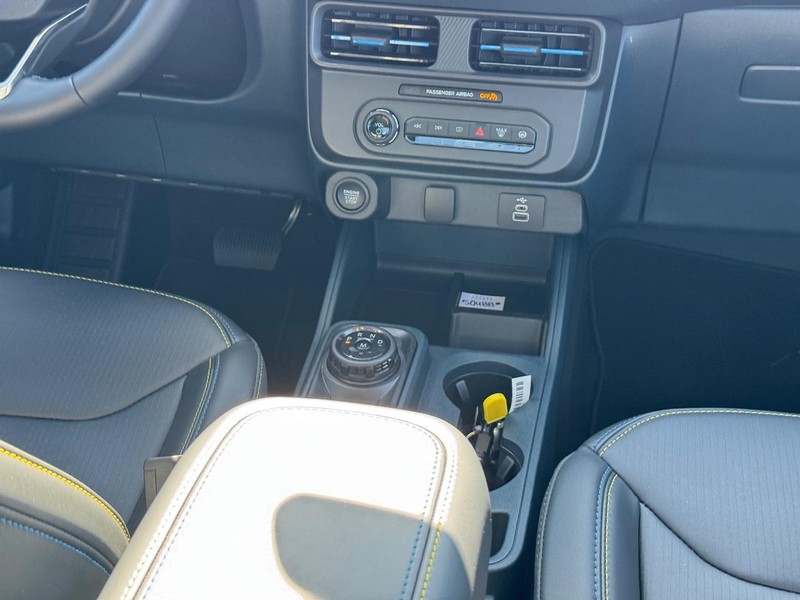 Ford Maverick Vehicle Image 17