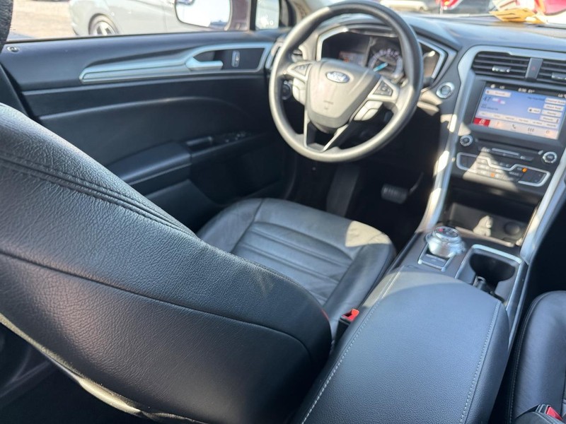 Ford Fusion Vehicle Image 14