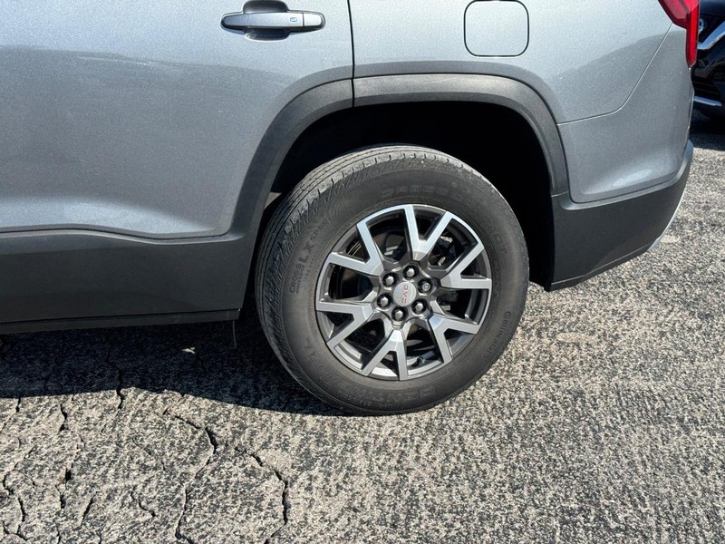 GMC Acadia Vehicle Image 11