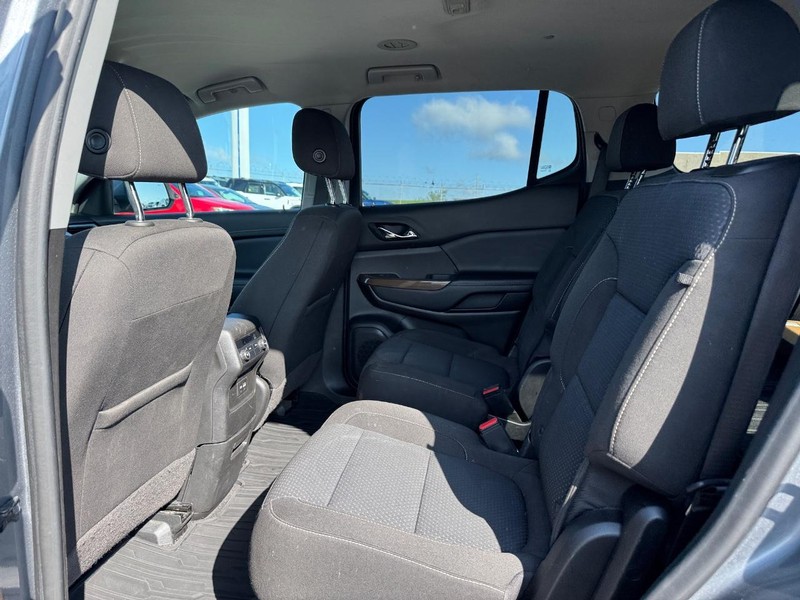 GMC Acadia Vehicle Image 12