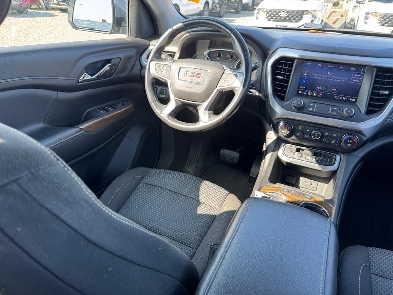 GMC Acadia Vehicle Image 15