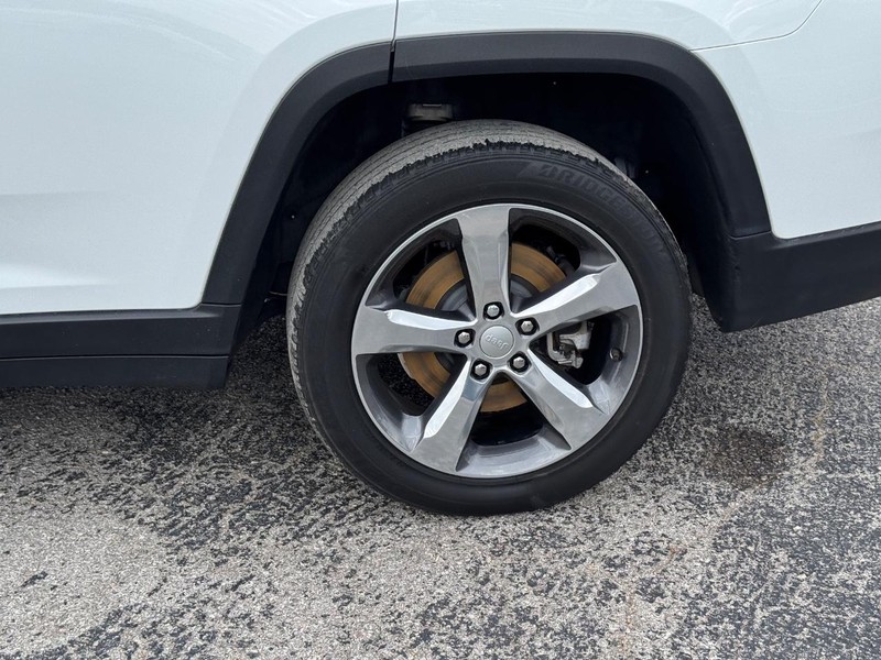 Jeep Grand Cherokee L Vehicle Image 11